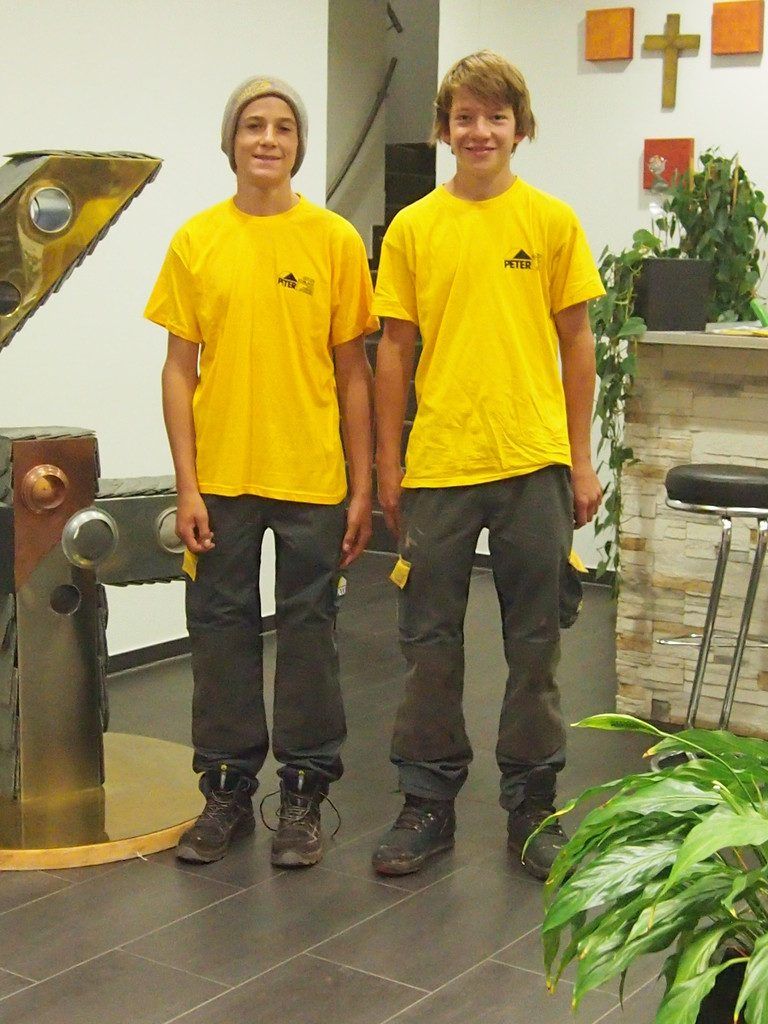 Peter Dach Robin Sommergut und Roland Spiegel heißen die beiden neuen Lehrlinge bei Peter Dach in Götzis. Beide machen die 4-jährige Doppellehre zum Dachdecker und Spengler.