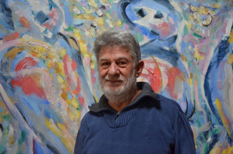 Peter F. Kohlhaupt führt selbst durch seine Ausstellung. lab
