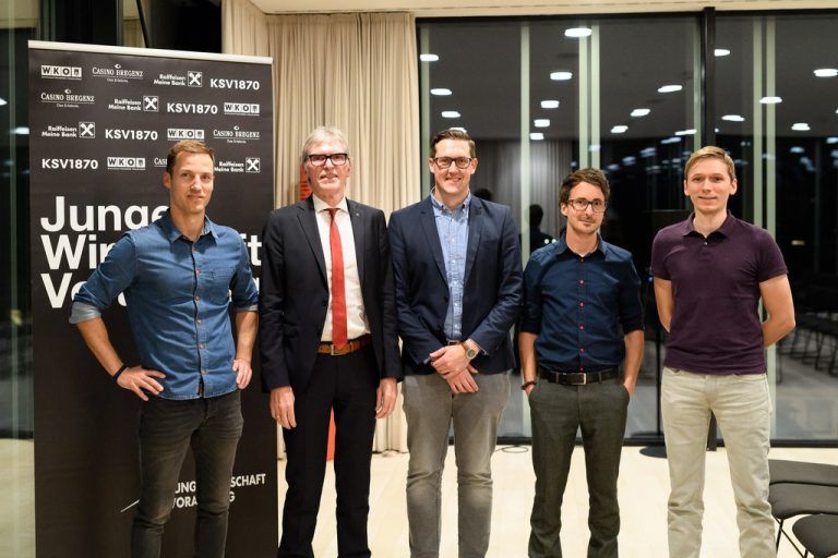 Peter Flatscher (GF JWV), Wilfried Hopfner (Vorstandsvorsitzender Raiffeisen), Speaker Nis Paulsen und Philipp Büchel, Alexander Bitsche (Vorstand JWV). rhomberg