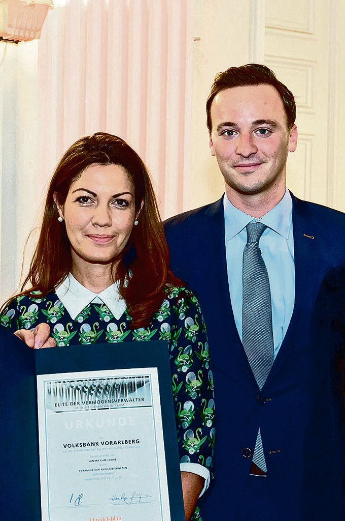 Petra Stieger und Patrick Schuchter mit „Zeugnis“. Foto: ER