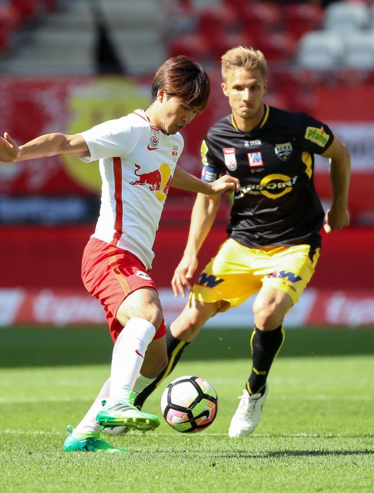 Philipp Netzer, im Bild rechts gegen Salzburgs Takumi Mionamino, steht im BL-Team der Saison. Foto: gepa
