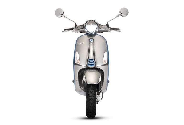 Piaggio hat eine elektrisch angetriebene Variante seines Roller-Klassikers Vespa vorgestellt. Das Modell Elettrica soll 2018 auf den Markt kommen und eine Reichweite von 100 Kilometern bieten. Der bis zu 3 kW/5,5 PS starke Motor wird eine Höchstgeschwindigkeit von 45 km/h möglich machen. Informationen über Preis und Marktstart sind noch nicht bekannt.