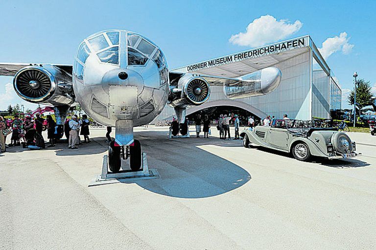 Pioniere der Luft- und Raumfahrtgeschichte im Dornier Museum in FriedrichshafenDer Traum vom Fliegen wird wahr: Pioniergeist zum Anfassen gibt es im Dornier Museum in Friedrichshafen. In dem hangarähnlichen Gebäude direkt am Flughafen sind 400 Exponate, darunter zwölf Originalflugzeuge, sieben 1: 1 Exponate aus der Raumfahrt und ein Nachbau im Originalmaßstab ausgestellt. In der Kreativecke und bei den Mini-Piloten heben auch kleine Museumsbesucher ab. Mit dem neuen Do-27-Flugsimulator wird der Traum vom Fliegen wahr.
