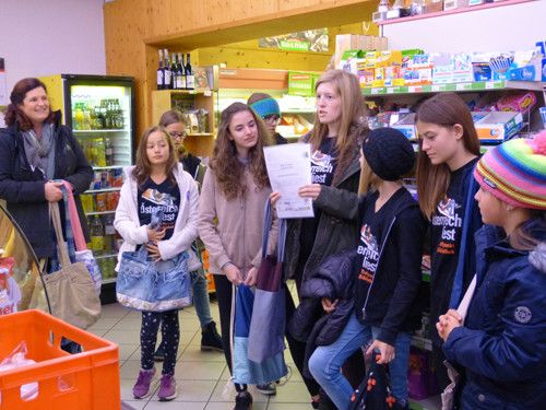 Plastiktaschen RAUS – Stofftaschen REIN
            
              Jugendteam der Walserbibliothek 
            Der Biosphärenpark Großes Walsertal soll „plastiktaschenfrei“ werden. Das Jugendteam leistet Überzeugungsarbeit in Geschäften und Haushalten. 1500 handgefertigte Stofftaschen aus Altkleidern und Altstoffen wurden in Umlauf gebracht, und es wurde auf die Vermeidung von Plastiktaschen aufmerksam gemacht.