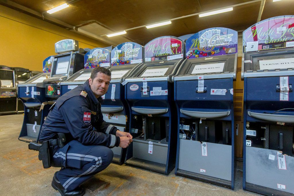 Massive Offensive gegen Betreiber einschlägiger Lokale. Elf Spielhöllen zugesperrt.