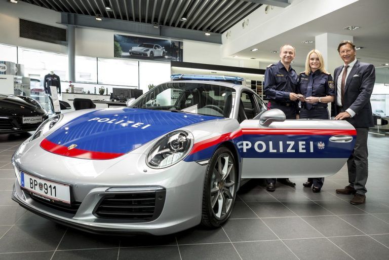 Porsche-Übergabe: Generaldirektor Konrad Kogler (l.) und Helmut Eggert von Porsche (r.). Foto: Porsche