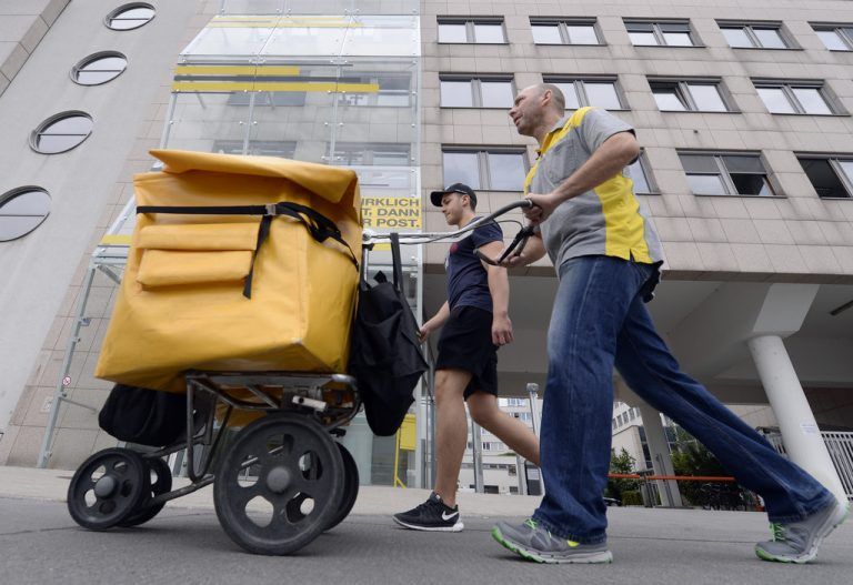 Post AG und Postgewerkschafter heute vor Arbeits- und Sozialgericht. APA