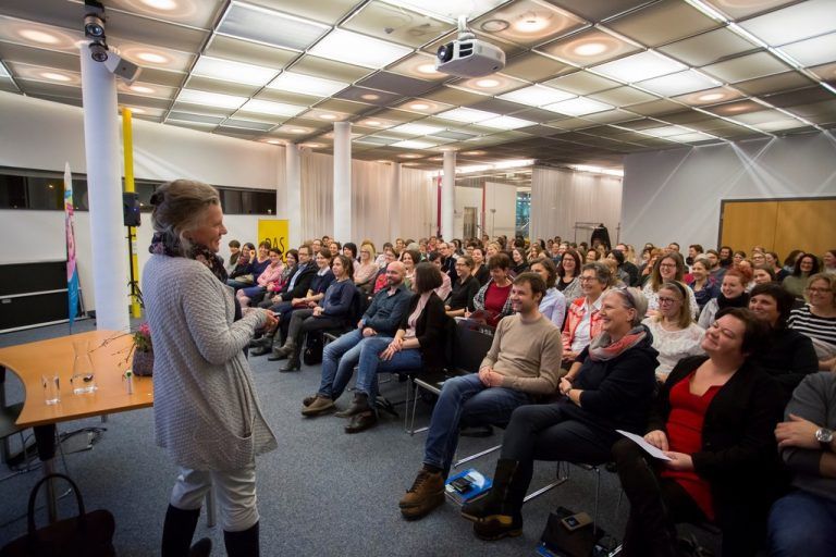 Prisca Walliser wusste die Besucher auch mit Erinnerungen an die eigene Aufklärung zu unterhalten.vn/paulitsch