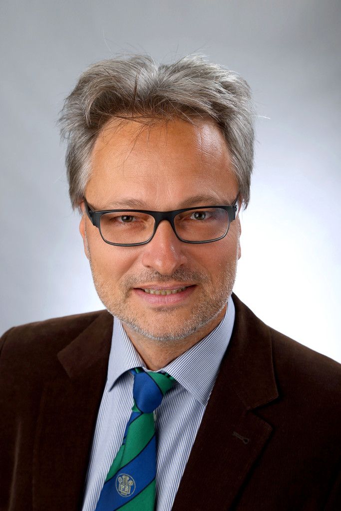 Prof. DI Jörg Knall,Klassenvorstand AufbaulehrgangDer Aufbaulehrgang ist sicher etwas Besonderes an unserer Schule und macht mir als Lehrer speziell Freude, weil man es hier mit besonders motivierten Erwachsenen zu tun hat, die schon eine andere Schule absolviert oder im Beruf ihre Frau oder ihren Mann gestanden haben. Insofern bietet er eine gute Plattform, sich auszutauschen.