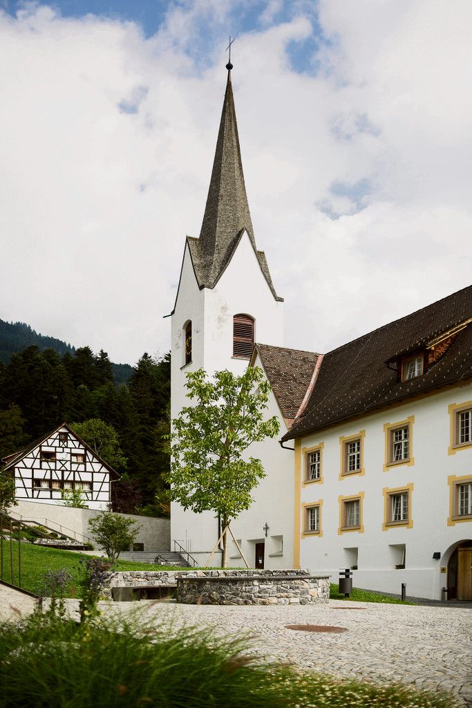 Propsteihof Ein neuer Brunnen mit Sitzbank lädt zum Verweilen vor dem Haupthaus und der Kirche ein.