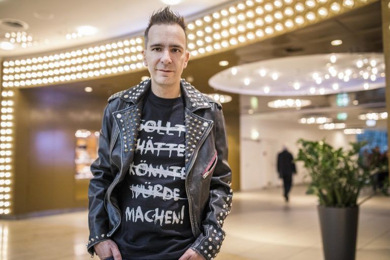 Provokateur Gerald Hörhan schloss sein Harvard-Studium für angewandte Mathematik und Wirtschaft mit Magna cum laude ab. inshot