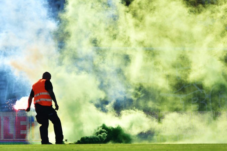 Pyrotechnik sorgte in Ried für Unterbrechung.