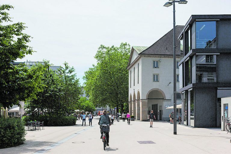 RADFAHRER dürfen der Kulturmeile mit den aufgereihten Solitären entlang fahren, der Busverkehr wurde jedoch schon nach einer Woche Probebetrieb eingestellt. Wie gut, dass nur die Arkaden des Theaters als Wartehäuschen vorgesehen waren.