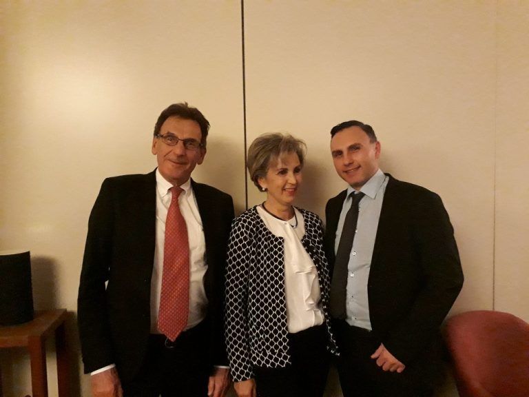 Rädler Baustoffe Firmenchef Reinhard Lutz (l.) bedankte sich bei der Weihnachtsfeier bei René Tischler (r.) für 25 Jahre Firmentreue und verabschiedete Doris Mathies in den Ruhestand. Statt Geschenken erhielt das Kinderdorf eine Spende.