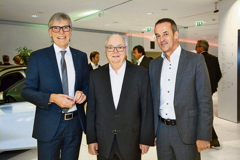 Raiba-Vorstand Wilfried Hopfner (l.) mit Altbürgermeister Wolfgang Rümmele und Hans-Peter Lorenz (Vogewosi).