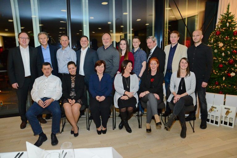 Raiffeisenbank Im Rheintal  Im Rahmen der Weihnachtsfeier durfte die Raiffeisenbank Im Rheintal ihre langjährigen Mitarbeiter für insgesamt 265 Jahre Treue zum Unternehmen ehren. Seit 30 Jahren im Team ist Günter Hollenstein, seit 35 Jahren Günter Grabher und seit 40 Jahren ist Wolfgang Gruber mit dabei.