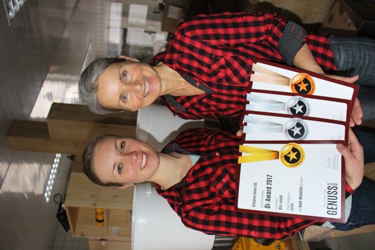 Ramona und Barbara Sailer mit den Urkunden des Öl-Awards. Schallert