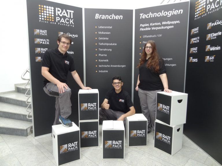 Rattpack Drei neue Lehrlinge sind am Start. Pascal Madlener als Drucktechniker, Elaisa Bawart und Nursayit Kalkan als Verpackungstechniker.