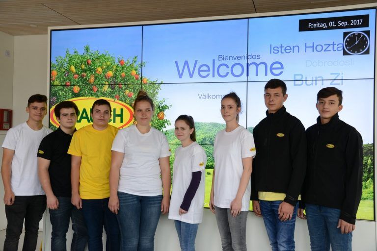 Rauch fruchtsäfte Der Fruchtsafthersteller heißt acht neue Lehrlinge in Rankweil willkommen. Alexander Gassner, Noah Müller, Antonio Matasovic, Isabelle Kuster, Franziska Melchhammer, Alina Bolter, Silas Neumaier und Akif Yilmaz haben ihre zukunftsträchtige Ausbildung im Familienunternehmen begonnen.