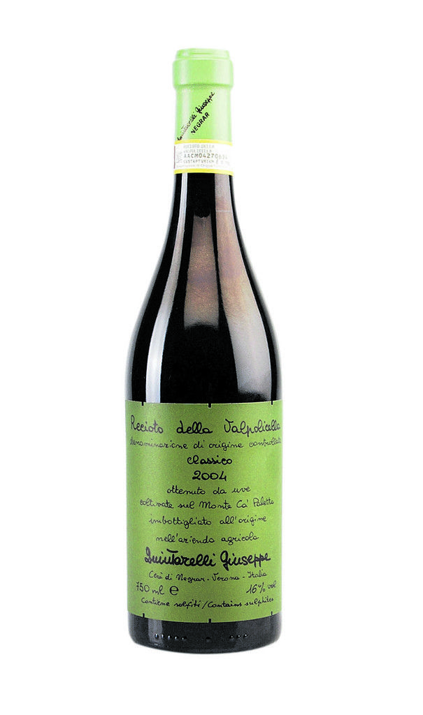 Recioto della Valpolicella Classico, 2004, Giuseppe Quintarelli, Negrar. Quintarelli ist einer der bekanntesten Produzenten des Valpolicella-Gebietes. Der legendäre Ruf geht auf seine Philosophie zurück, den Boden zu respektieren und die Weine lange reifen zu lassen. Seine „Amarones“ lagern sechs bis sieben Jahre in großen Fässern. Der Recioto hat eine intensive rubinrote Farbe mit orangen und braunen Reflexen. Er duftet nach dunkler Kirsche, Pflaume, Lakritze, Menthol und Gewürzen. Komplex und vielschichtig zeigt er sich am Gaumen, mit einer perfekten Balance von Säure, Tannin und Süße - ein unglaublich guter Wein. Gesehen bei: Quintarelli, ca. 90 Euro (0,375 l)