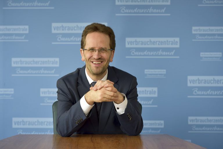 Regierung und Autobranche haben das Treffen vor die Wand gefahren. Es ist zweifelhaft, ob die Updates reichen, um Fahrverbote zu vermeiden. Auch die Stilllegung ist nicht vom Tisch. Klaus Müller, Verbraucherschutzzentrale