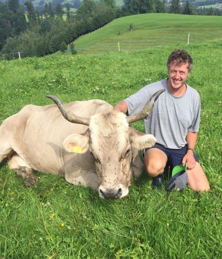 Reinhard Bär
            Beruflicher Umgang. Der Andelsbucher Landwirt schwört auf original Braunvieh und ist stolz auf seine 18-jährige „Flecki“.