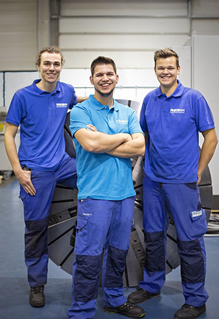 Reisch Jarmil Bischof (li.) und Niklas Zsömbölyi absolvieren beim Frastanzer Unternehmens die Ausbildung zum Maschinenbautechniker mit dem Spezialmodul Konstruktionstechniker. Mit im Bild: Ausbilder Dominik Kopf (Mitte).