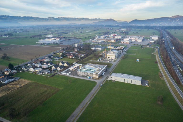 Rentschler Fill Solutions (Baustelle mit Kränen) am Rankweiler Römergrund schaffen neue Arbeitsplätze. Foto: VN/Hartinger