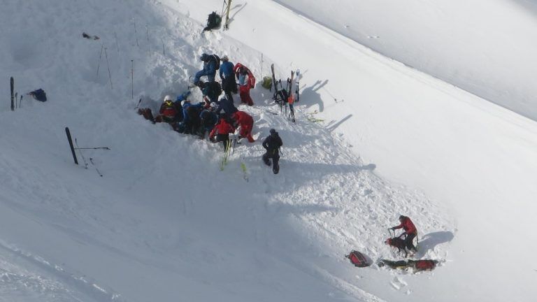 Rettungkräfte bei der Bergung der Deutschen am Unglücksort im Skigebiet Ifen. Polizei