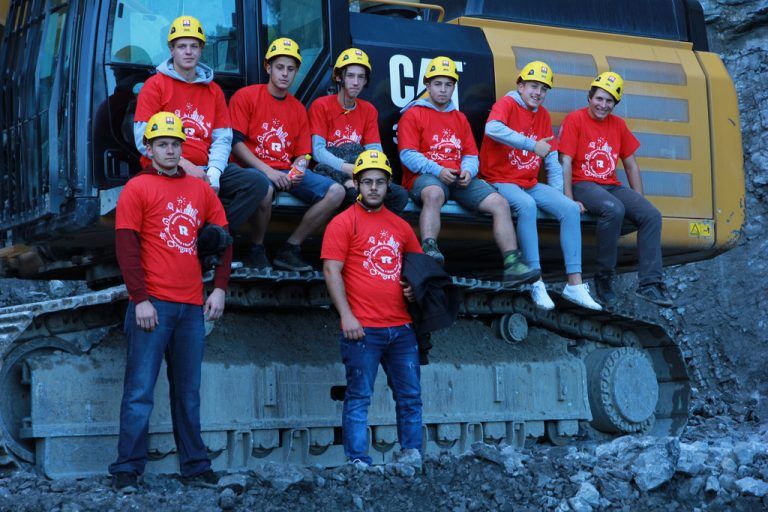 Rhomberg Bau Sechs neue Lehrlinge haben ihre Ausbildung zum Maurer begonnen. Insgesamt werden damit zwölf angehende Maurer ausgebildet – darunter auch zwei weibliche Maurerlehrlinge.