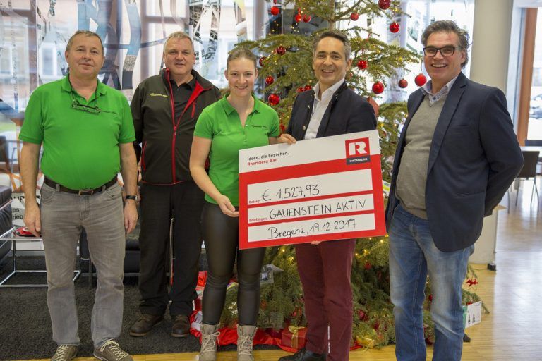 Rhomberg Hubert Rhomberg und Helmut Salzgeber haben Christkind gespielt und dem gemeinnützigen Verein „Gauenstein Aktiv“ einen Scheck überreicht. Quelle der Spende über exakt 1527,93 Euro war eine Firmenfeier.