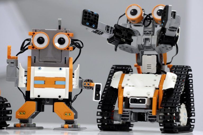 Roboter dürfen nicht fehlen. „Buzz Bot“ und „Tank Bot“ werden mittels App programmiert. Fotos: AP, AFP