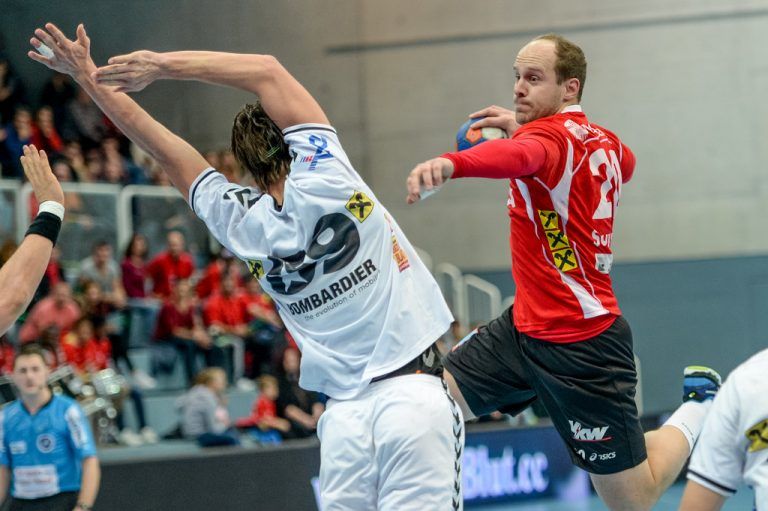 <p class="caption">Im Trikot des Alpla HC Hard holte Schlinger 2015 und 2017 den HLA-Titel. <span class="copyright">GEPA</span></p>