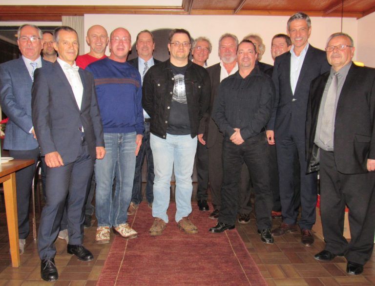 Rondo Die Rondo-Vorstände Hubert Marte und Udo Nachbaur konnten im Rahmen der Jubilarehrung sechs Mitarbeiter für ihre langjährige Tätigkeit für das Unternehmen auszeichnen. Zwei Mitarbeiter blicken sogar auf 45 Dienstjahre zurück. Außerdem wurden fünf Mitarbeiter in den Ruhestand verabschiedet. Der Vorstand bedankte sich bei allen für ihr großes Engagement für die Rondo Ganahl AG.