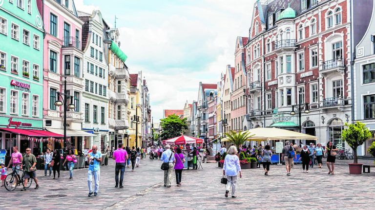 Rostock befindet sich nur eine gute Autostunde von Zingst entfernt und bietet kulturelle Abwechslung und tolle Shoppingmöglichkeiten.