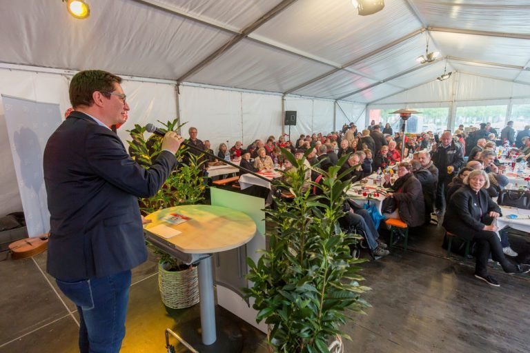 Rund 250 Besucher fanden am Montag den Weg zur Maifeier der SPÖ in Bregenz, die in einem Zelt am Hafen abgehalten wurde.
