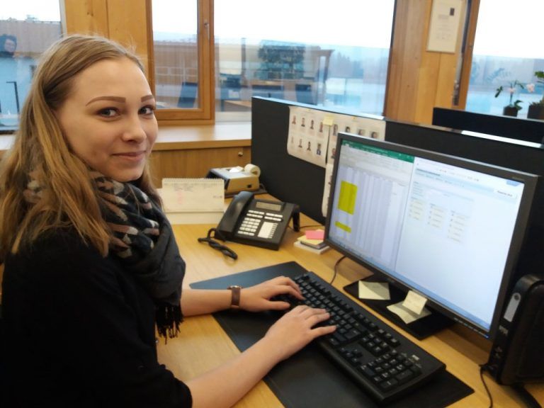 Sarah Piazza bekommt derzeit das Rüstzeug in Sachen Personalangelegenheiten im IZM vermittelt. VN/Hp