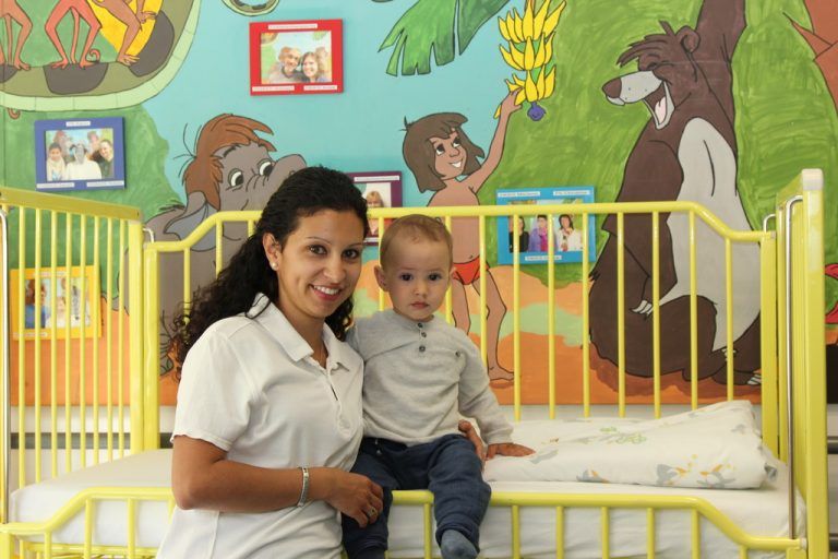 Sarah Vonbank als glückliche Mama. Zum Fototermin durfte Noah mit ins Krankenhaus. Foto: KHBg