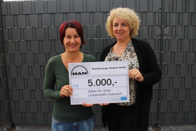 Scheckübergabe: Susanne Marosch (Geben für Leben) und Susanne Bolt (Nutzfahrzeuge Haubner). Foto: gfl