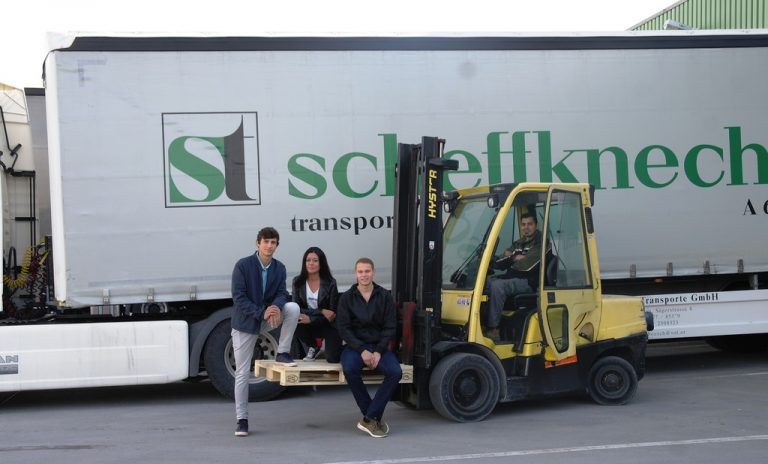 Scheffknecht Transporte Paul Hagen hat im September, Benjamin Giselbrecht im Dezember mit der Lehrausbildung zum Speditionskaufmann gestartet (im Bild mit Lehrlingsausbildnerin Elke Böhler und Mitarbeiter Zivota Kostic).
