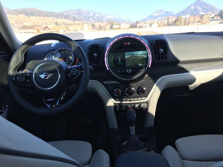 Schickes Cockpit: Mix aus Retro und Moderne.