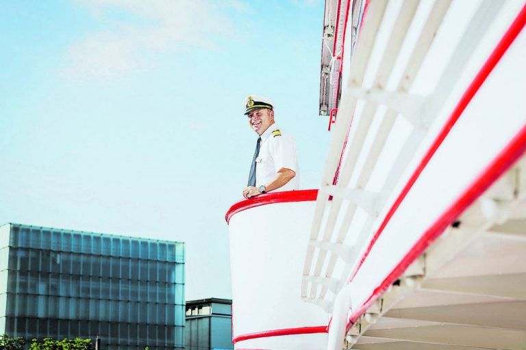 „Schiff ahoi!“ - bei einer Rundfahrt mit den Vorarlberg Lines durch die Bregenzer BuchtLeinen los für die Bodensee-Rundfahrt! Bei einer Rundfahrt in der Bregenzer Bucht geht es vorbei an der Bregenzer Festspielbühne, Hard und der Mündung des neuen Rheins. Anschließend wird der Bodensee in Richtung Lindau überquert, bevor es über Lochau zurück in den Bregenzer Hafen geht. Während der Schifffahrt gibt es nicht nur herrliche Ausblicke und viel Wissenswertes vom Kapitän, sondern auf Wunsch auch ein leckeres Verwöhnprogramm der Bordgastronomie vom Mittagessen bis zu Kaffee und Kuchen.