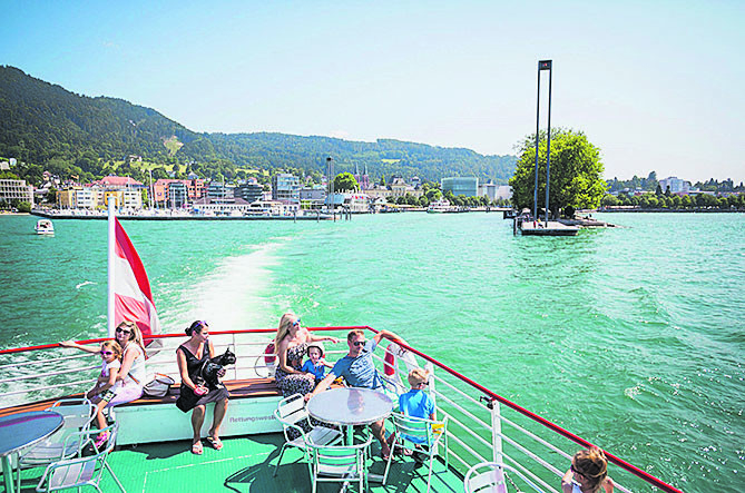 „schiff ahoi!“ für eine Rundfahrt durch die Bregenzer bucht
            Der Bodensee von seiner schönsten Seite: Eine Rundfahrt mit den Vorarlberg Lines in der Bregenzer Bucht führt kleine und große Seebären bis zur Mündung des neuen Rheins, vorbei an der Bregenzer Festspielbühne und Hard. Danach wird der Bodensee Richtung Lindau überquert. Über Lochau geht es dann zurück in den Ausgangshafen nach Bregenz. Während der Schifffahrt gibt es vom Kapitän über Bordlautsprecher Informationen über die einzigartige Bodensee-Uferlandschaft. Wer will, kann die besondere Stimmung an Bord mit Snacks und erfrischenden Getränken von PIER69-On Board genießen.