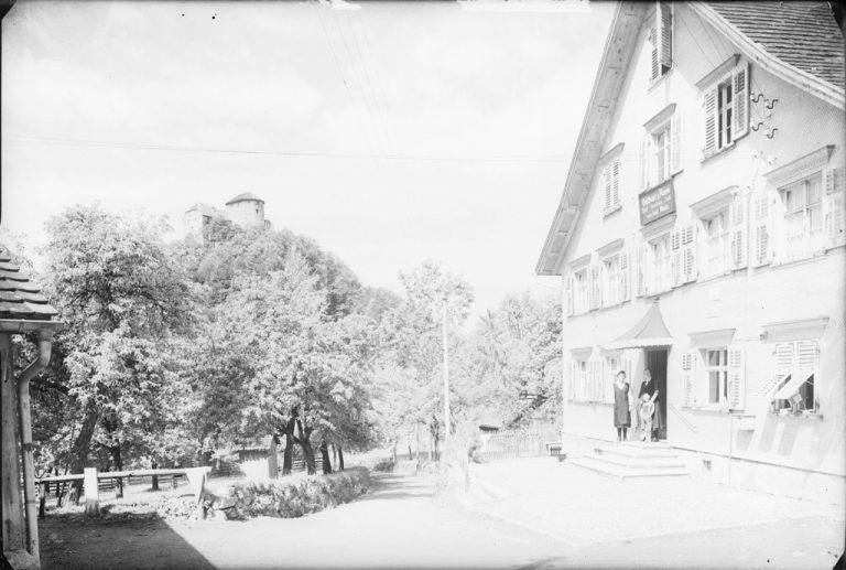 Schloss Glopper mit Gasthaus Krone. Lehrer Franz Martin Albrich kaufte 1882 das Gebäude, daher auch der Name „Alberi“.