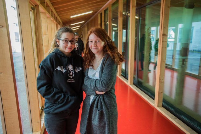 Schlottern im Gang des Containers im BRG Dornbirn Schoren: Auch Melanie und Elena finden es dort nicht gemütlich.VN/Steurer
