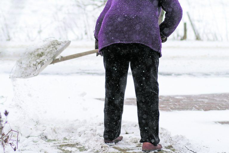 Schnee schaufeln In Wohnan-lagen sind Gehwege zum Eingang frei von Schnee und Eis zu halten.Fotos: uschi dreiucker, pixelio.de; Shutterstock