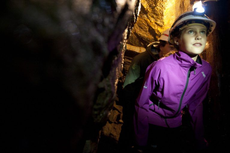 Schneeschuh & BergwerkNach einer Schneeschuhwanderung durch die verschneite Kulturlandschaft in Bartholomäberg kann man jeden Donnerstag bei einer Führung in die Welt der Bergknappen eintauchen.