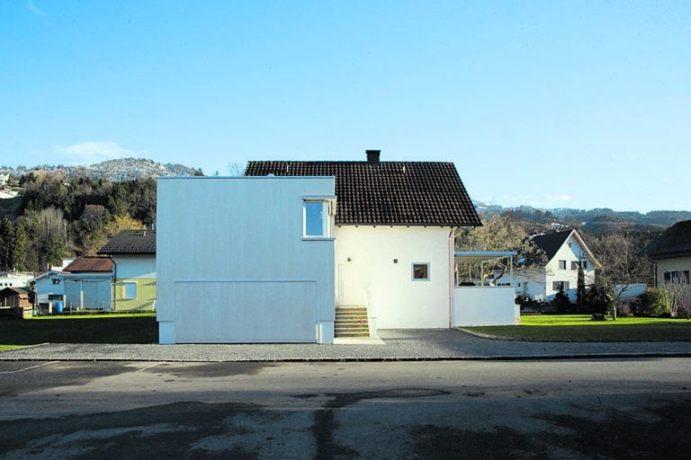 Schön gelegen und jetzt auch warm eingepackt. Das Siedlungshaus ist eines unter vielen in der Umgebung. Die Zufahrt, die vorher einen Streifen vom Grundstück abgeschnitten hatte, wurde an den äußeren Rand verlegt.