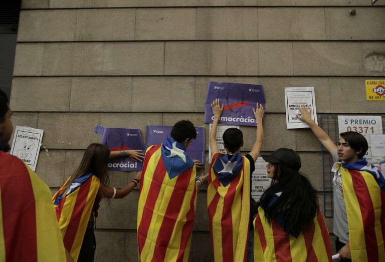 Schüler demonstrieren in Barcelona für die Abhaltung des Referendums. Die spanische Regierung will es verhindern.  AP