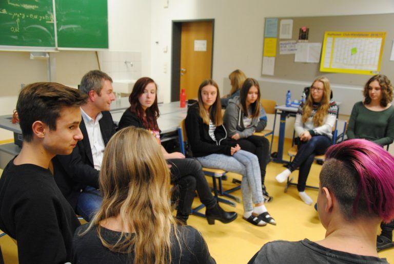 SchülerInnen sprechen mit Thomas Heißbauer über Musikvermittlung.